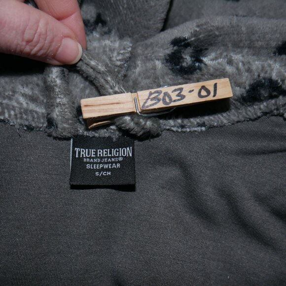 True Religion Men's Plush Robe Pockets Charcoal Monogram Christmas Gift Him NWT - Picture 6 of 11